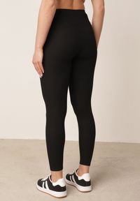 Born2be - Czarne Legginsy w Prążki z Wysokim Stanem Ozdobione Haftowanym Napisem Aegerine. Okazja: na co dzień. Stan: podwyższony. Kolor: czarny. Materiał: wiskoza, prążkowany. Wzór: prążki, aplikacja, napisy, haft. Styl: elegancki, casual, sportowy #5