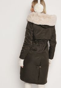 Born2be - Ciemnozielona Nylonowa Kurtka Parka Płaszcz Ozdobiona Futerkiem Faelana. Kolor: zielony. Materiał: nylon, futro. Wzór: aplikacja #5