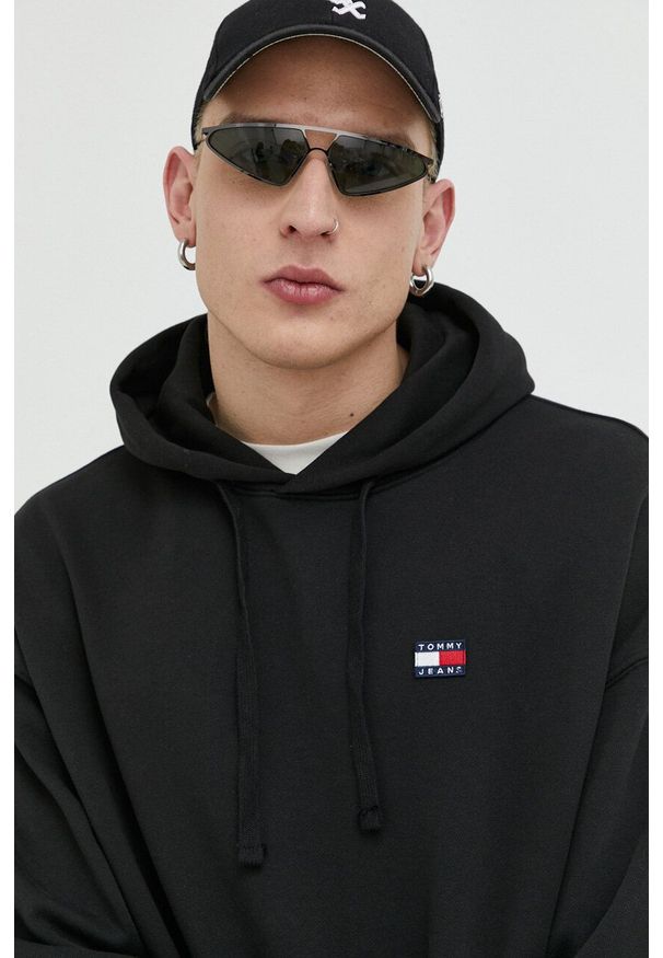 Tommy Jeans bluza bawełniana męska kolor czarny z kapturem z aplikacją. Typ kołnierza: kaptur. Kolor: czarny. Materiał: bawełna. Wzór: aplikacja
