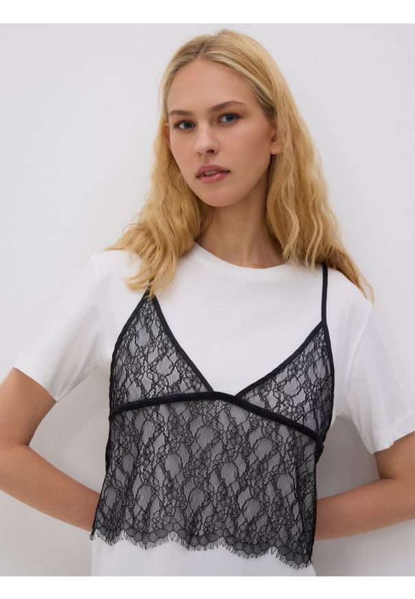 Reserved - T-shirt z koronkowym topem - złamana biel. Materiał: koronka