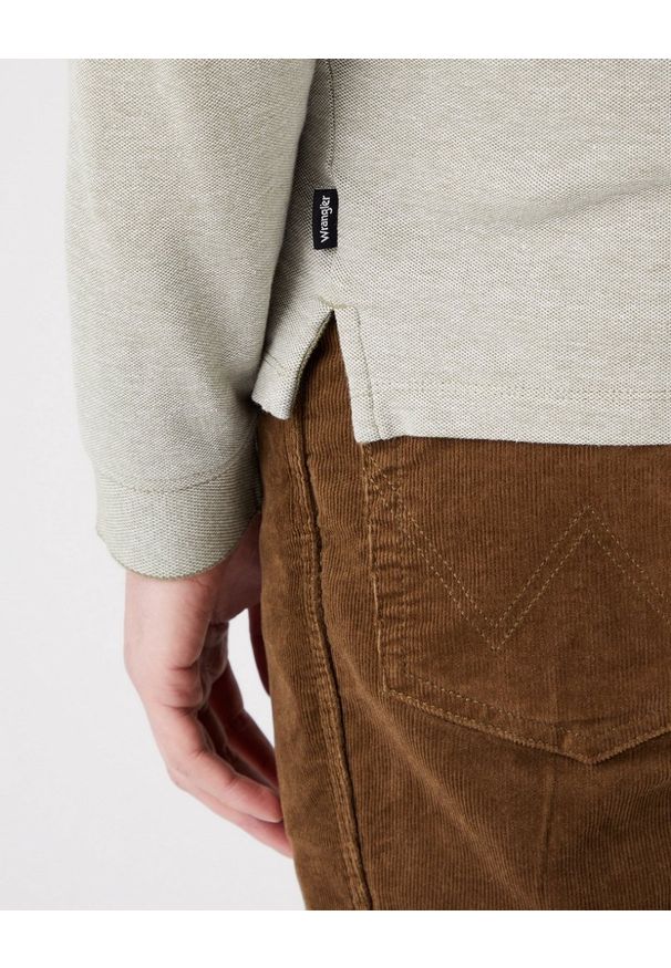 Wrangler - MĘSKA KOSZULKA WRANGLER REFINED POLO DEEP LICHEN W7F9KHX1X 112323734. Typ kołnierza: polo