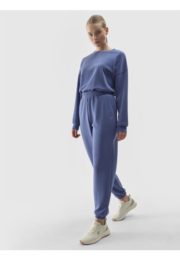 4f - Spodnie dresowe joggery z dodatkiem modalu damskie - granatowe. Kolor: niebieski. Materiał: dresówka, denim. Wzór: gładki, ze splotem. Sezon: lato