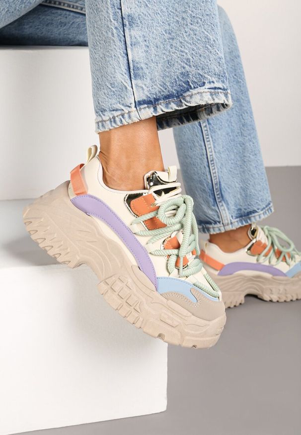 Renee - Ciemnobeżowe Sneakersy na Koturnie ze Żłobieniami z Podwójnymi Sznurówkami Avalea. Okazja: na co dzień, na spacer. Zapięcie: sznurówki. Kolor: beżowy. Materiał: jeans, dzianina. Obcas: na koturnie. Wysokość obcasa: średni. Sport: turystyka piesza