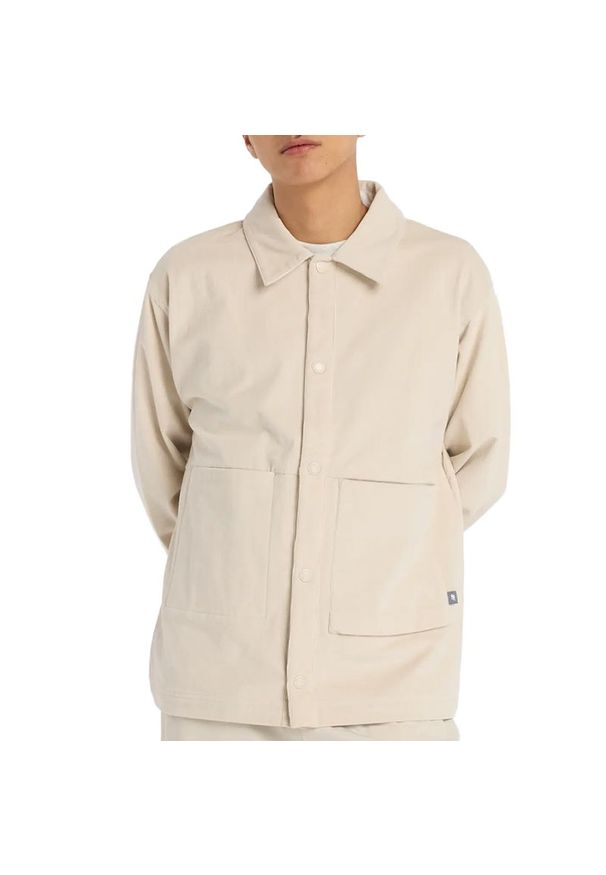 Koszula męska New Balance MT53524TWF - beżowa. Kolor: beżowy. Materiał: prążkowany, bawełna, dresówka, materiał. Styl: klasyczny, sportowy