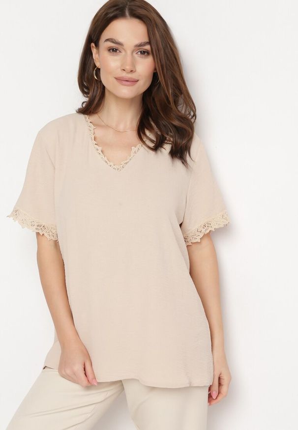 Born2be - Beżowa Bluzka z Trójkątnym Dekoltem i Koronką Mallea. Typ kołnierza: dekolt w serek. Kolor: beżowy. Materiał: koronka. Wzór: koronka