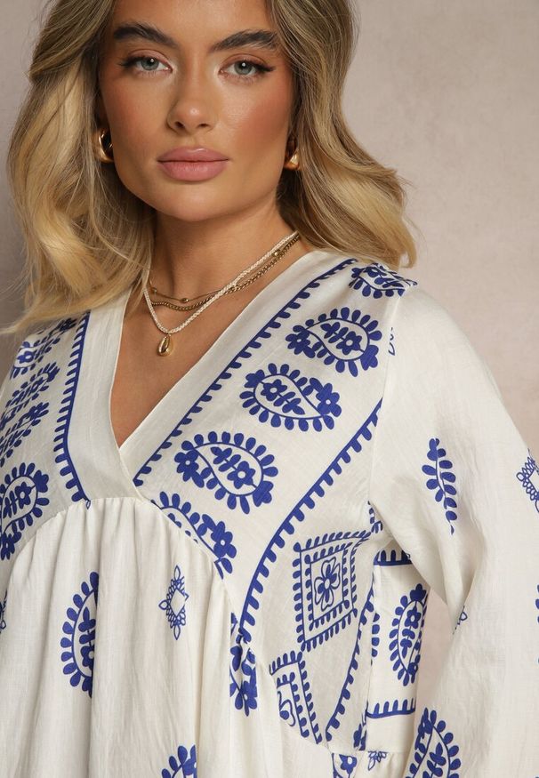 Renee - Niebiesko-Biała Sukienka z Wiskozy w Stylu Boho Virisna. Okazja: na spacer, na co dzień, na imprezę. Typ kołnierza: dekolt w kształcie V. Kolor: niebieski. Materiał: wiskoza. Wzór: aplikacja, kolorowy. Sezon: lato. Styl: boho