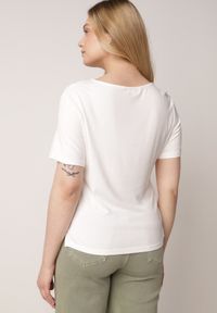 Born2be - Biała Wiskozowa Bluzka Marszczona o Asymetrycznym Kroju z Krótkim Rękawem Menirephis. Okazja: na co dzień. Typ kołnierza: dekolt w łódkę. Kolor: biały. Długość: krótkie. Wzór: gładki. Materiał: wiskoza. Długość rękawa: krótki rękaw. Sezon: lato. Styl: casual, klasyczny #8