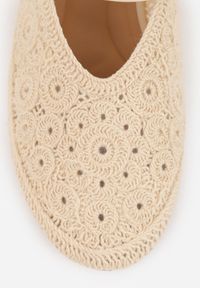 Renee - Ciemnobeżowe Ażurowe Balerinki VICES Ozdobione Plecionką Savamisa. Nosek buta: okrągły. Zapięcie: sprzączka. Kolor: beżowy. Materiał: skóra, materiał. Wzór: ażurowy, aplikacja. Sezon: lato. Obcas: na obcasie. Wysokość obcasa: niski #5