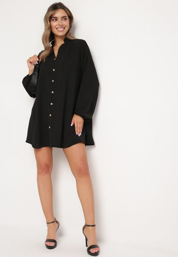 Born2be - Czarna Rozkloszowana Sukienka Pudełkowa z Ozdobnymi Guzikami Alcionete. Okazja: na co dzień. Kolor: czarny. Typ sukienki: proste. Styl: elegancki, casual