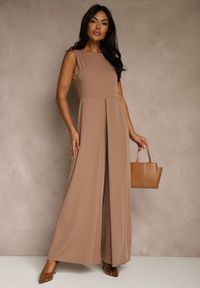 Renee - Ciemnobeżowy Taliowany Kombinezon Ozdobiony Zakładkami Berinola. Okazja: na imprezę. Kolor: beżowy. Wzór: aplikacja. Styl: elegancki, wizytowy #1