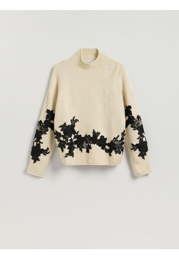 Reserved - Sweter z ozdobną aplikacją - kremowy. Kolor: kremowy. Materiał: dzianina, wełna. Wzór: aplikacja
