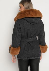 Born2be - Czarna Jeansowa Kurtka z Kapturem i Paskiem oraz Futerkiem na Napy Tarasima. Okazja: na co dzień. Typ kołnierza: kaptur. Kolor: czarny. Materiał: futro, jeans. Styl: casual #6