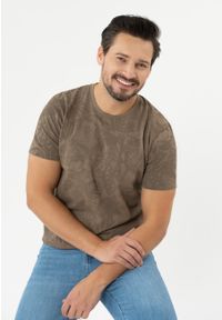 Volcano - T-shirt z letnim wzorem TM-LEFTY. Kolor: beżowy. Materiał: bawełna, skóra, materiał. Długość rękawa: krótki rękaw. Długość: krótkie. Wzór: nadruk. Sezon: lato. Styl: klasyczny, wakacyjny #1