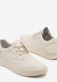 Renee - Beżowe Skórzane Sneakersy Ozdobione Perforacją Sorivna. Okazja: na co dzień. Zapięcie: sznurówki. Kolor: beżowy. Materiał: skóra. Wzór: aplikacja #3