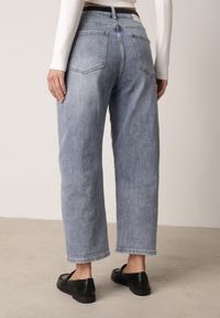 Born2be - Niebieskie Jeansy o Kroju Mom Fit z Bawełną i Wysokim Stanem Galon. Okazja: na co dzień. Stan: podwyższony. Kolor: niebieski. Długość: krótkie. Wzór: gładki. Styl: casual, klasyczny #8