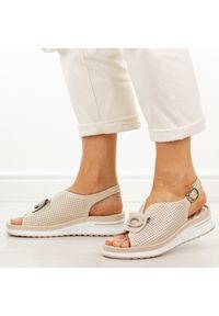 Beżowe skórzane sandały damskie Cambell 40328. Okazja: na co dzień. Nosek buta: okrągły. Zapięcie: pasek. Kolor: beżowy. Wzór: aplikacja. Materiał: skóra. Sezon: wiosna, lato. Obcas: na platformie. Styl: casual #1