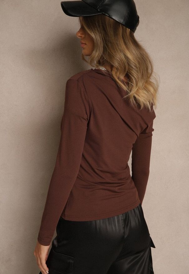 Renee - Brązowa Bluzka Longsleeve Vices z Asymetrycznym Dekoltem Fertie. Okazja: na co dzień. Kolor: brązowy. Materiał: jeans. Długość rękawa: długi rękaw. Długość: długie. Styl: elegancki, casual