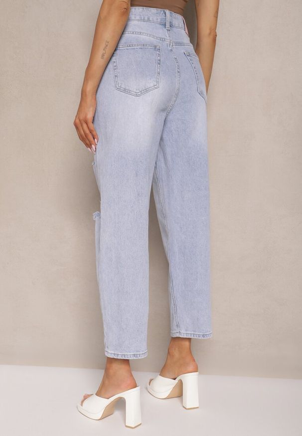 Renee - Jasnoniebieskie Jeansy Boyfriend High Waist Zdobione Przetarciami Neniffia. Okazja: na co dzień. Stan: podwyższony. Kolor: niebieski. Wzór: aplikacja. Styl: elegancki, casual