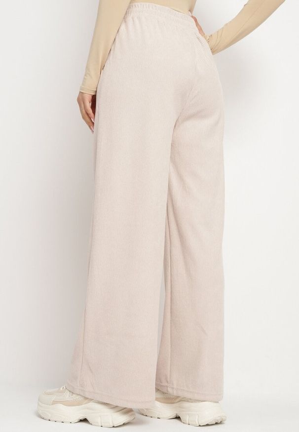 Born2be - Beżowe Szerokie Spodnie z Wysokim Stanem Wiązane Sznurkiem Cosetta. Okazja: na co dzień. Stan: podwyższony. Kolor: beżowy. Styl: casual, elegancki