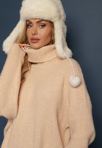 Renee - Beżowy Golf Oversize Malia. Typ kołnierza: golf. Kolor: beżowy. Materiał: dzianina. Długość rękawa: długi rękaw. Długość: długie. Wzór: prążki. Styl: klasyczny #5