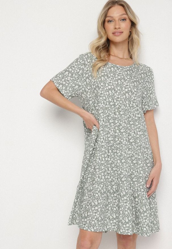 Born2be - Zielona Sukienka z Bawełną w Kwiatowy Wzór Lunasenia. Okazja: na co dzień. Kolor: zielony. Materiał: bawełna. Wzór: kwiaty. Styl: elegancki, casual