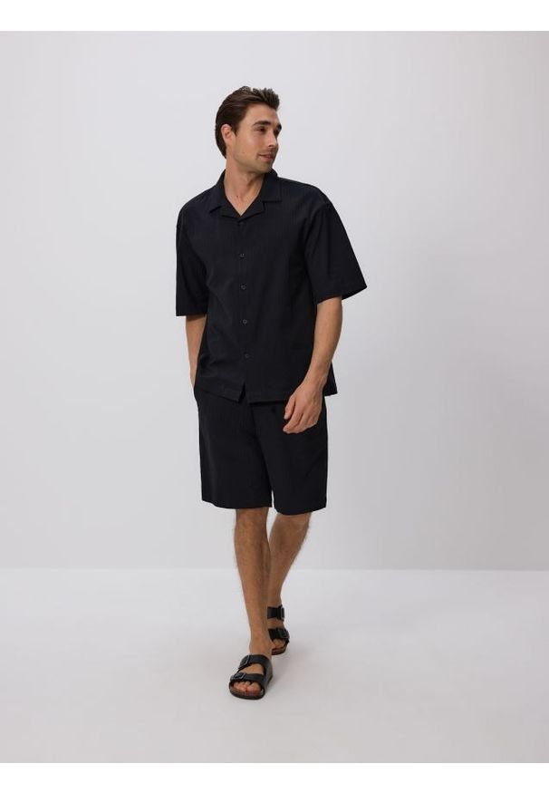 Reserved - Bawełniana koszula comfort fit - czarny. Kolor: czarny. Materiał: bawełna