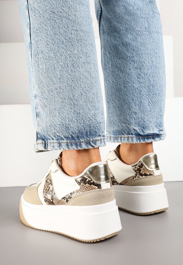 Renee - Beżowe Sneakersy na Platformie z Metalicznym Zdobieniem Fonarien. Okazja: na co dzień. Kolor: beżowy. Materiał: jeans. Wzór: aplikacja. Obcas: na platformie