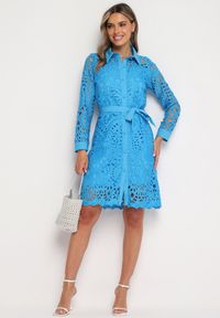 Born2be - Niebieska Ażurowa Sukienka Koszulowa Mini z Wiązanym Paskiem Jolira. Kolor: niebieski. Materiał: tkanina, materiał. Wzór: ażurowy. Typ sukienki: koszulowe. Długość: mini #6