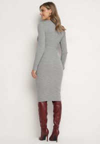 Born2be - Szara Sukienka Dzianinowa Dopasowana Morttina. Okazja: na co dzień. Kolor: szary. Materiał: dzianina. Długość rękawa: długi rękaw. Wzór: aplikacja. Typ sukienki: proste. Styl: klasyczny, casual, elegancki. Długość: midi #5