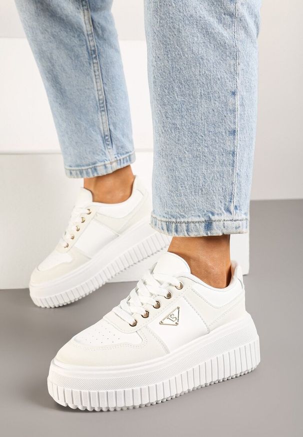 Renee - Białe Sznurowane Sneakersy Vices Tłoczonej Platformie Ozdobione Trójkątem Raviri. Zapięcie: sznurówki. Kolor: biały. Materiał: jeans. Wzór: aplikacja. Obcas: na platformie