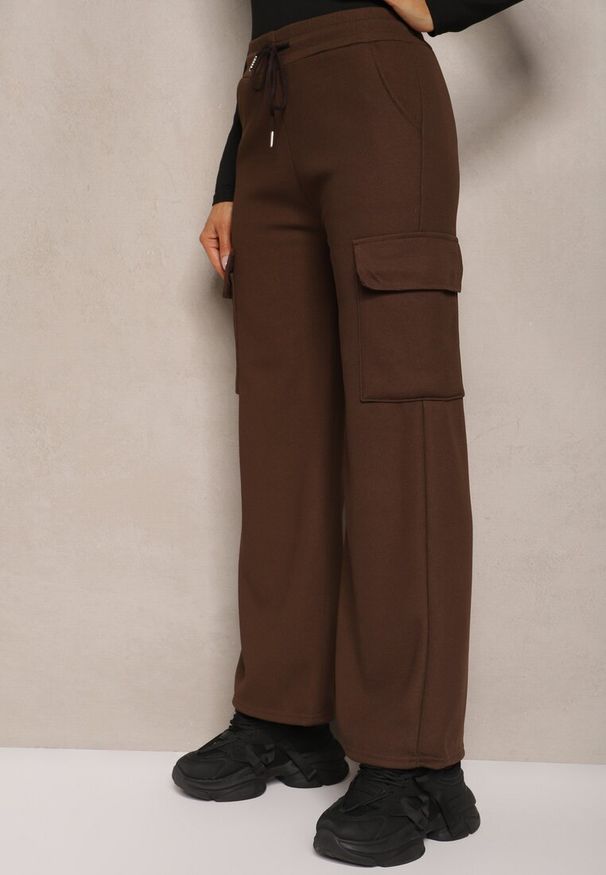 Renee - Brązowe Szerokie Spodnie Dresowe Cargo High Waist w Stylu Cargo z Ociepleniem Sevifra. Okazja: na co dzień. Stan: podwyższony. Kolor: brązowy. Materiał: dresówka. Długość: długie. Styl: casual