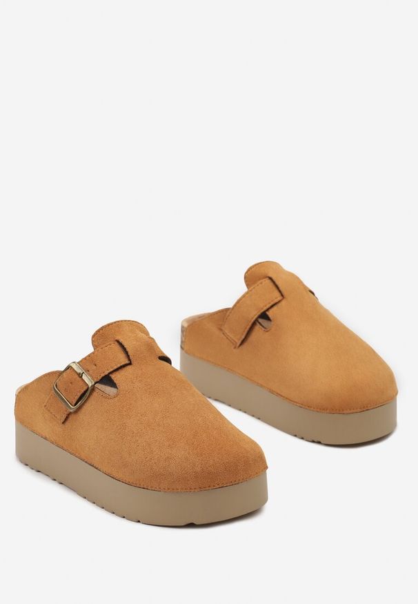 Born2be - Brązowe Klapki na Grubej Podeszwie Mule z Klamerką Jarethia. Kolor: brązowy. Materiał: materiał