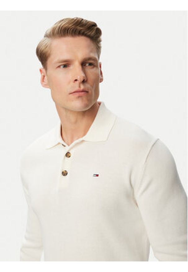 Tommy Jeans Sweter Essential DM0DM20304 Biały Slim Fit. Kolor: biały. Materiał: bawełna