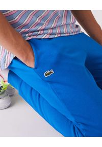 Lacoste - LACOSTE - Niebieskie spodnie dresowe Sport Tennis. Kolor: niebieski. Materiał: dresówka. Wzór: haft. Sport: kolarstwo, fitness #5