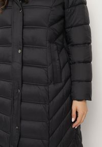 Born2be - Czarna Kurtka Pikowana o Długim Fasonie z Odpinanym Kapturem Reanora. Okazja: na co dzień, na spacer, do pracy. Kolor: czarny. Materiał: dzianina, jeans. Długość rękawa: długi rękaw. Długość: długie. Styl: casual #5