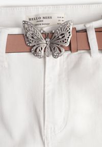 Born2be - Białe Jeansy Mom Fit z Wiskozą Bawełną i Wysokim Stanem z Paskiem z Motylem Nevilias. Okazja: na spotkanie biznesowe, do pracy. Stan: podwyższony. Kolor: biały. Styl: biznesowy #7