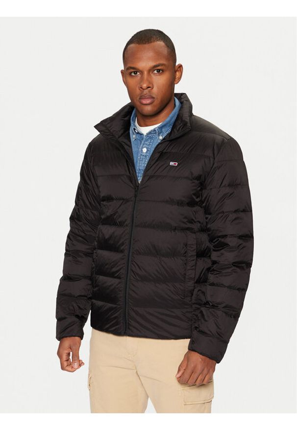 Tommy Jeans Kurtka puchowa DM0DM20658 Czarny Regular Fit. Kolor: czarny. Materiał: syntetyk