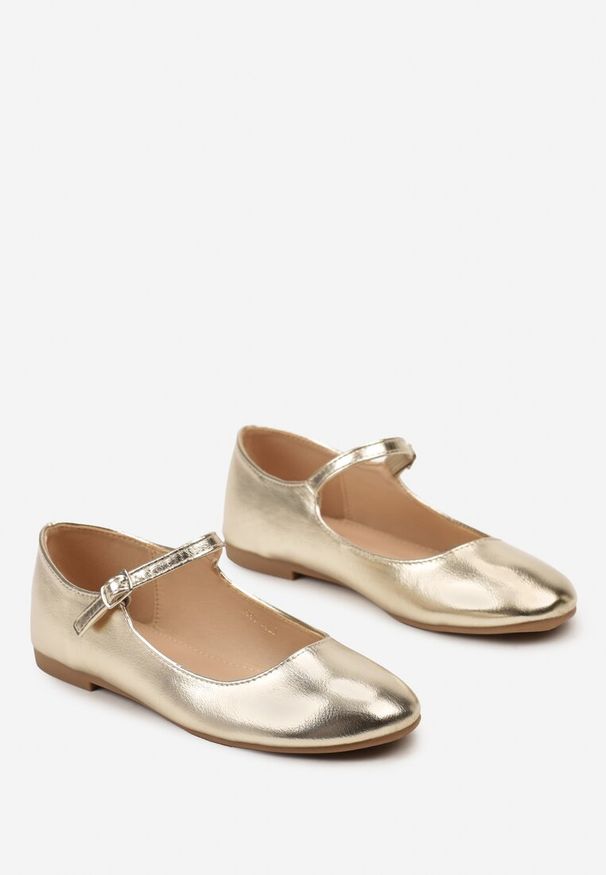 Born2be - Złote Balerinki z Ekozamszu Zapinane na Sprzączkę Ollna. Zapięcie: sprzączka. Kolor: złoty. Styl: elegancki