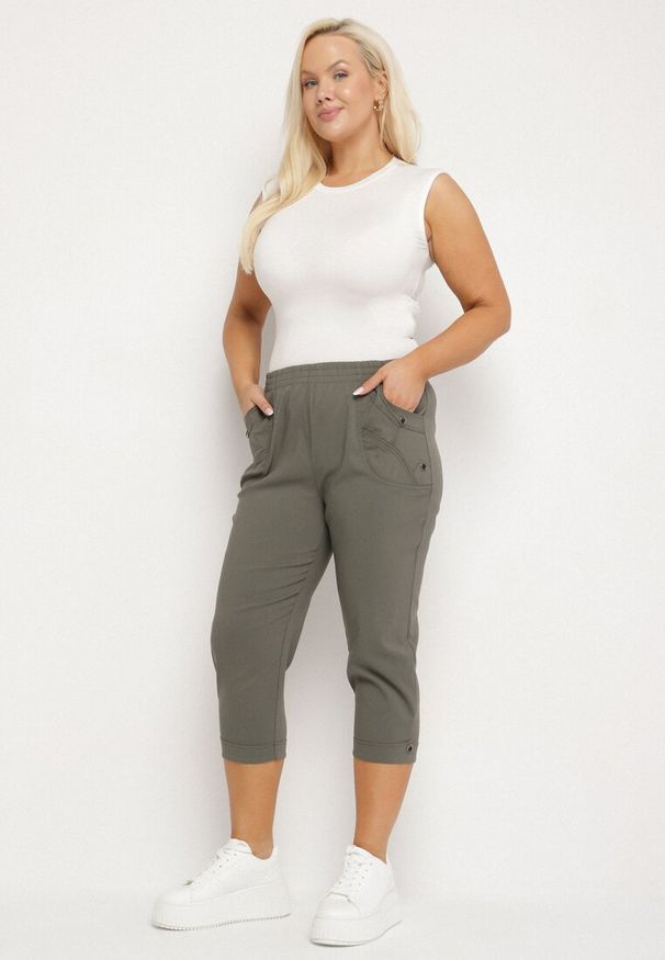 Born2be - Zielone Spodnie z Wiskozą i Ozdobnymi Guzikami Lireza. Okazja: na co dzień. Kolor: zielony. Materiał: wiskoza. Styl: casual, klasyczny