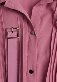 Renee - Fuksjowa Koszulowa Sukienka z Plisowanymi Zdobieniami i Paskiem z Klamrą Efrivelle. Okazja: na co dzień. Kolor: różowy. Długość rękawa: długi rękaw. Wzór: aplikacja. Typ sukienki: koszulowe. Styl: casual, elegancki, klasyczny #4