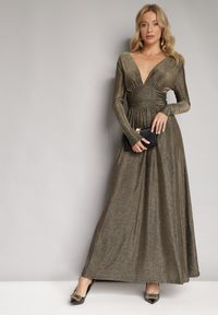 Born2be - Złota Rozkloszowana Błyszcząca Sukienka Maxi z Głębokim Dekoltem i Marszczeniem w Talii Nizetta. Kolor: złoty. Materiał: materiał. Długość rękawa: długi rękaw. Typ sukienki: proste. Długość: maxi #4