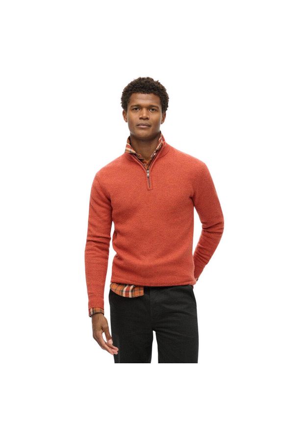 Sweter z dekoldem typu polo z siateczki Superdry Essential. Typ kołnierza: polo. Kolor: pomarańczowy. Materiał: dzianina. Styl: elegancki