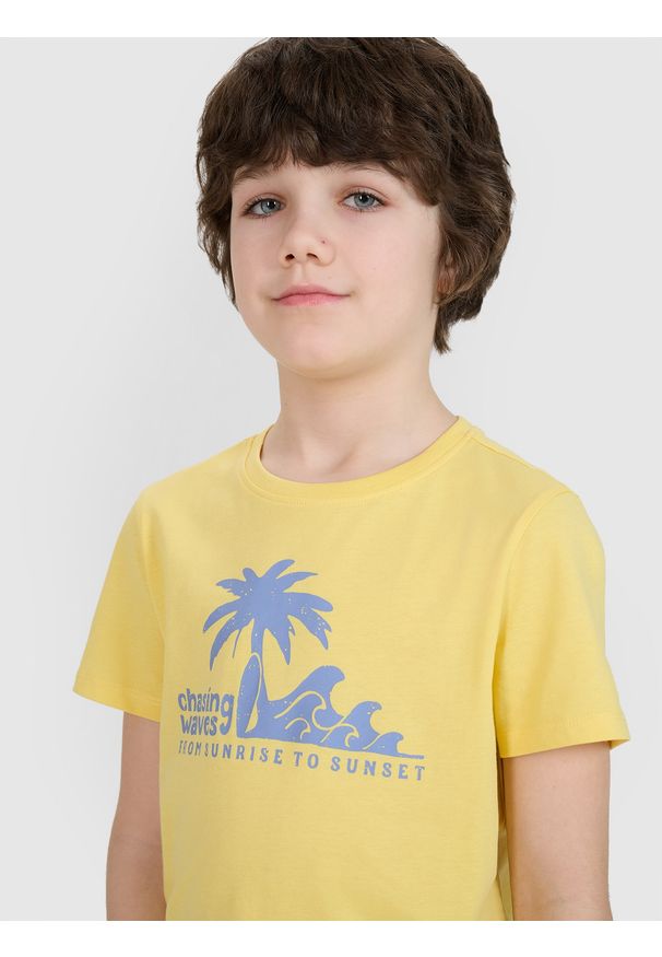 4f - 4F T-shirt regular z nadrukiem chłopięcy - żółty 140 (9-10 lat). Okazja: na co dzień. Kolor: żółty. Materiał: dzianina, bawełna, jersey. Długość rękawa: krótki rękaw. Długość: krótkie. Wzór: nadruk. Sezon: lato. Styl: klasyczny, sportowy, casual