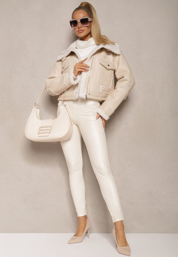 Renee - Białe Legginsy High Waist z Imitacji Skóry z Gumką w Pasie Ozdobione Guzikami Sinairis. Okazja: na spotkanie biznesowe. Stan: podwyższony. Kolor: biały. Materiał: skóra. Wzór: aplikacja. Styl: rockowy, klasyczny, biznesowy