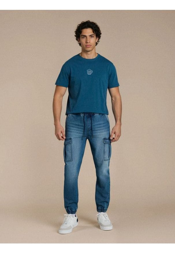 Sinsay - Jeansy jogger z efektem sprania - granatowy. Kolor: niebieski