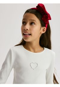 Reserved - Prążkowana koszulka z aplikacją - złamana biel. Materiał: prążkowany. Wzór: aplikacja #1