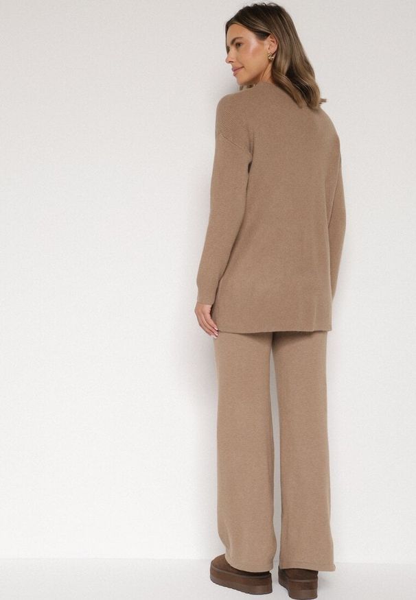 Born2be - Ciemnobeżowy Dzianinowy Komplet z Bawełną i Wełną Długi Sweter i Szerokie Spodnie Reinesa. Kolor: beżowy. Materiał: dzianina, wełna, bawełna