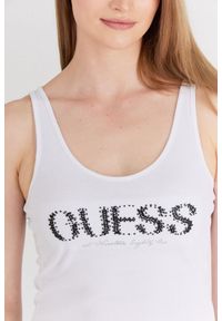 Guess - GUESS Biały top damski z logo z koralików, Rozmiar XS. Kolor: biały. Materiał: prążkowany, bawełna. Wzór: nadruk