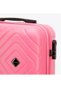Wittchen - Walizka kabinowa z ABS-u z geometrycznym tłoczeniem różowa. Kolor: różowy. Materiał: poliester. Wzór: geometria #3