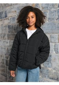 Sinsay - Pikowana kurtka z kapturem i kieszeniami - czarny. Typ kołnierza: kaptur. Kolor: czarny #1